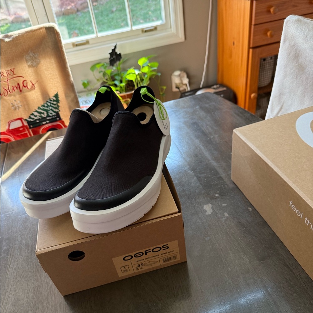 OOFOS Women's Black and White Slip-On Sneakers 9.5B